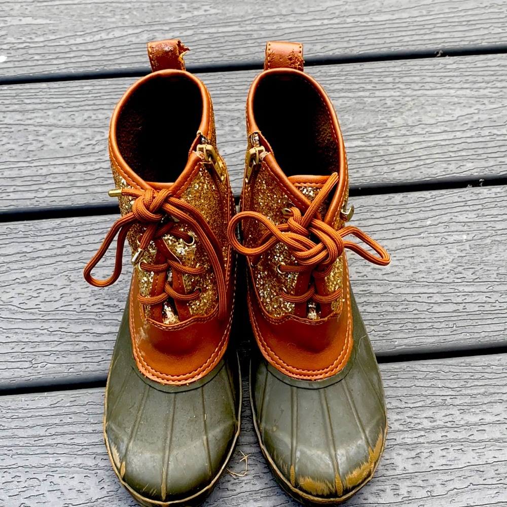 Hey guys I’m selling these cute gold glitter boots